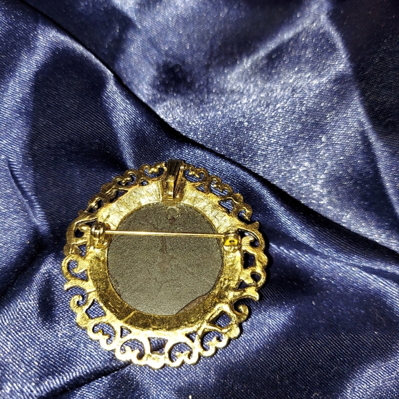 Cameo Brooch or Pendant, Boy w/ Waterpitcher, Goldtone, Unbranded. - Picture 12 of 13